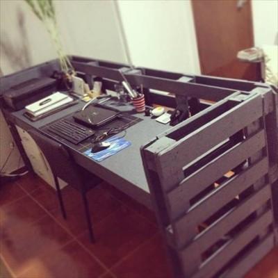 decorar con palets reciclados mesa oficina