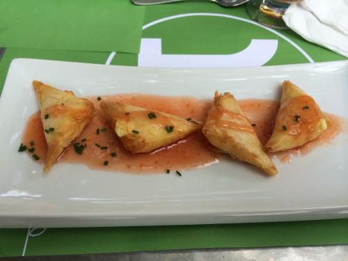 Tiropitas rellenas de queso feta y gruyere con confitura de tomate.