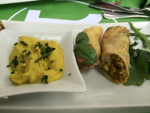 Rollitos Thai con salsa suave de curry y manzana.