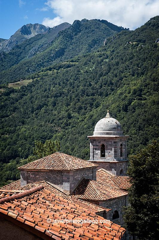 Torre de la iglesia de Oseja de Sajambre. Parque Regional de Picos de Europa. León. Castilla y León. España. © Javier Prieto Gallego
