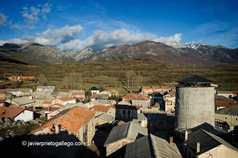 Torreón medieval del siglo XV en el que se ubica la casa del Parque Regional de Picos de Europa en Puebla de Lillo. León. Castilla y León. España © Javier Prieto Gallego;