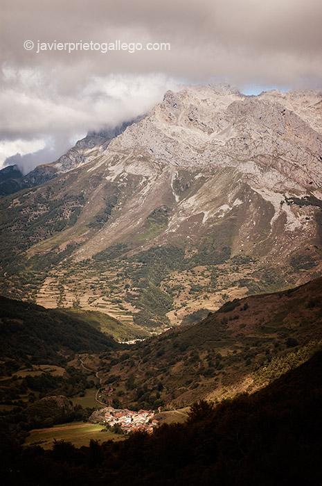 Santa Marina de Valdeón y Macizo Occidental del Parque Regional de Picos de Europa. León. Castilla y León. España. © Javier Prieto Gallego