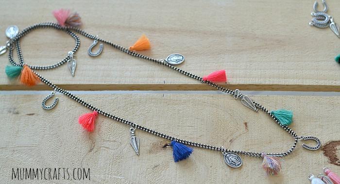 Collar étnico con pompones paso a paso