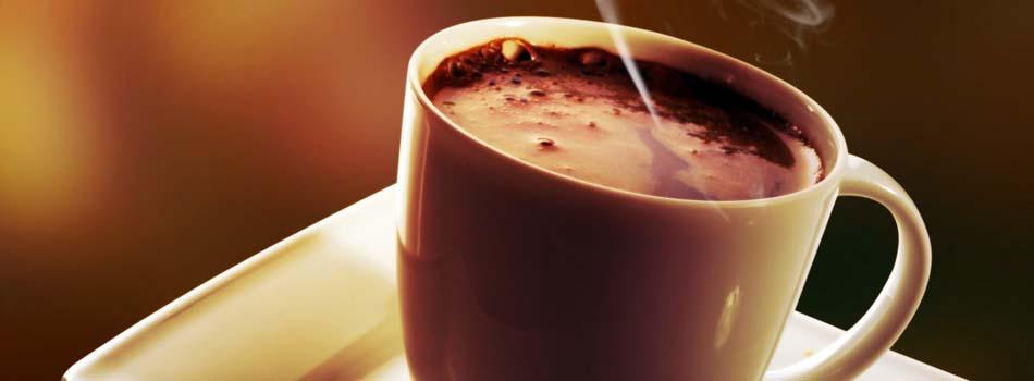 Taza de café humeante