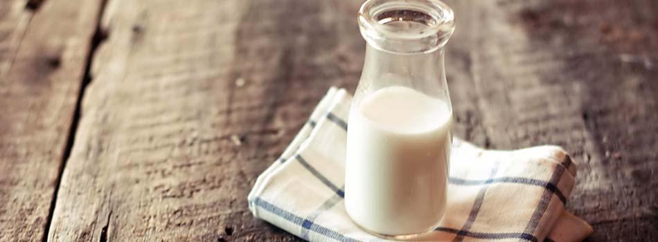 Leche. Botella pequeña en mesa