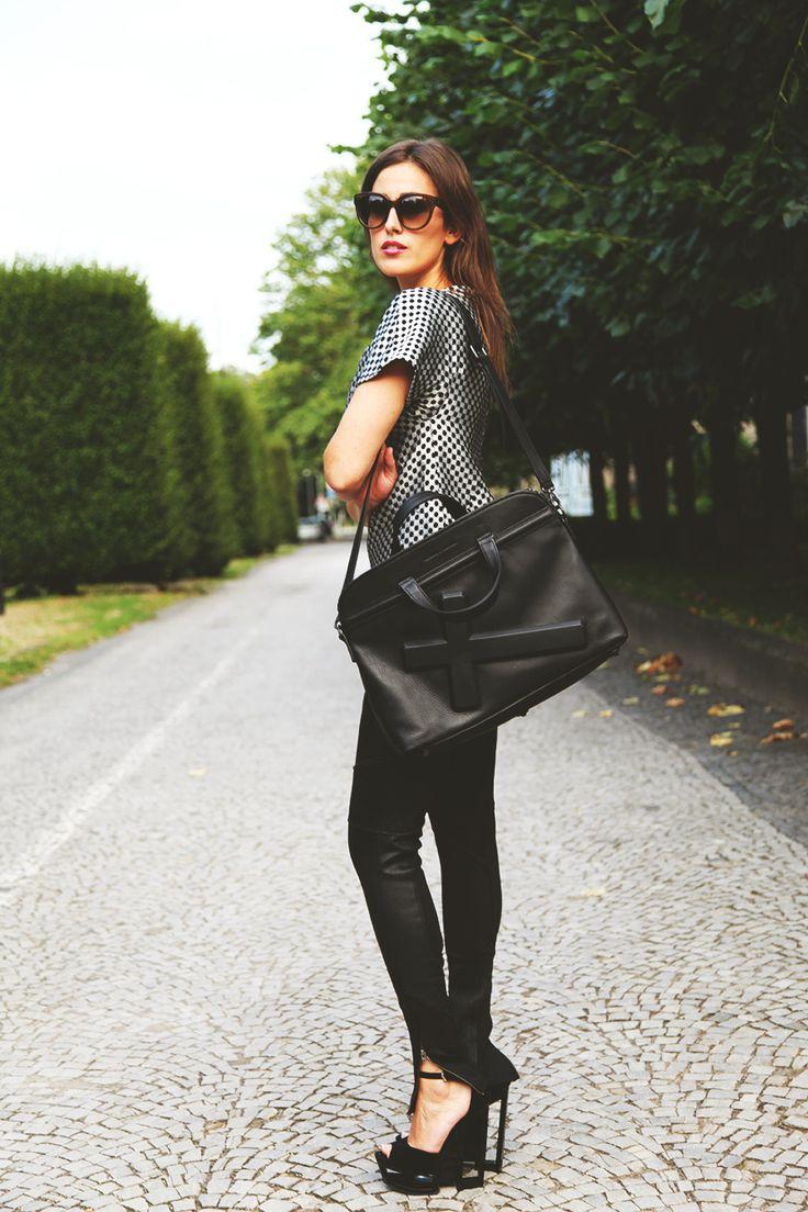 hug-you, sylvia haghjoo, Vlieger & Vandam, #thecrucifixtour