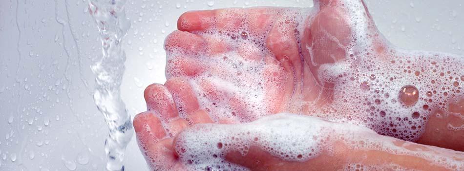 Lavar pollo crudo. Lavarse las manos