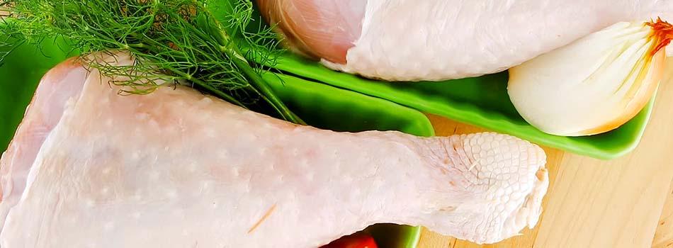 Lavar pollo crudo. Muslos