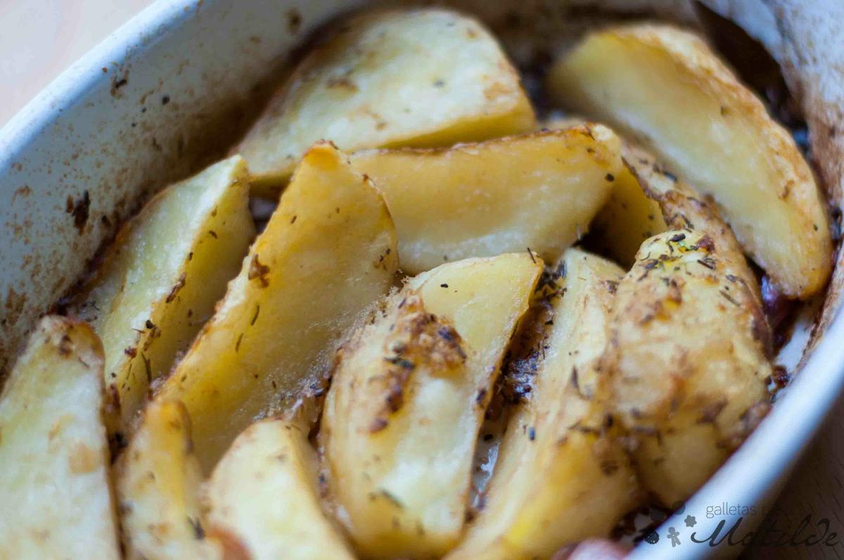 Patatas asadas al horno aromatizadas con tomillo: una guarnición perfecta