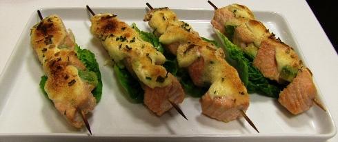 brochetas de salmón