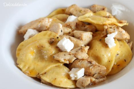Ravioli de calabaza y cebolla caramelizada con pollo y queso de cabra