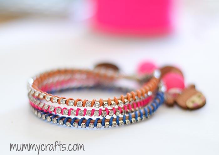 Pulseras de cuero y strass con colgantes