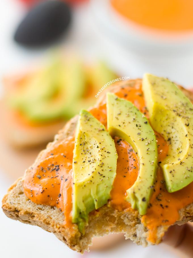 Tosta de salmorejo y aguacate | danzadefogones.com