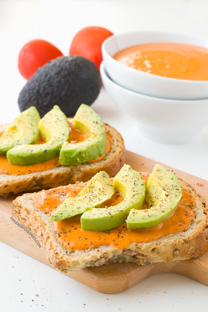 Tosta de salmorejo y aguacate | danzadefogones.com