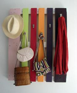 perchero-multicolor-con-pallets
