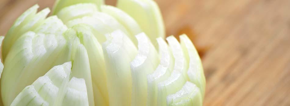 Cebolla beneficios y riesgos para nuestra salud. Cebolla blanca troceada