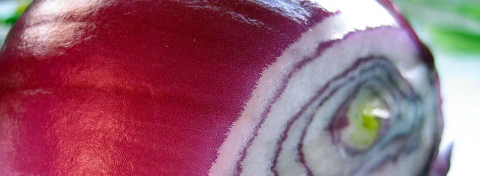 Cebolla beneficios y riesgos para nuestra salud. Cebolla roja cortada
