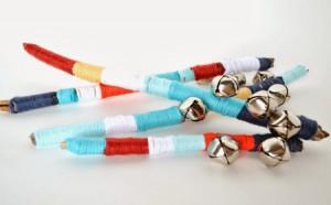 Palitos decorados con lanas y cascabeles