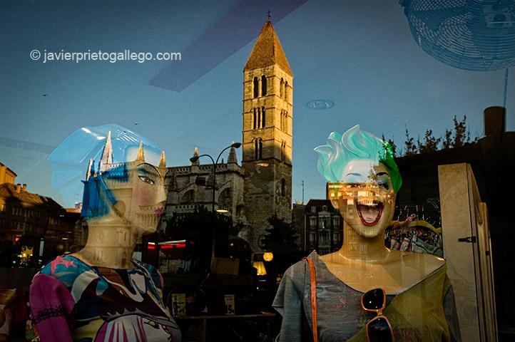 Iglesia de La Antigua reflejada en el escaparate de la tienda de moda juvenil "Cascanueces". Valladolid. Castilla y León. España, 2005 © Javier Prieto Gallego;