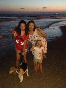 Mis niñas (cuatro patas incluída) y yo