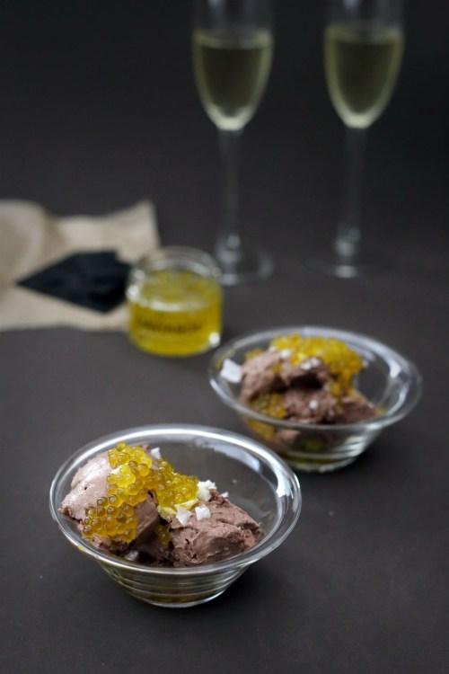 Helado de chocolate con sal y caviaroli