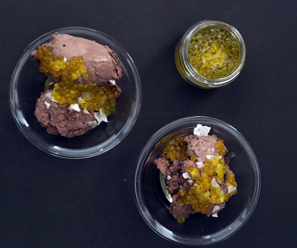 Helado de chocolate con sal y caviaroli