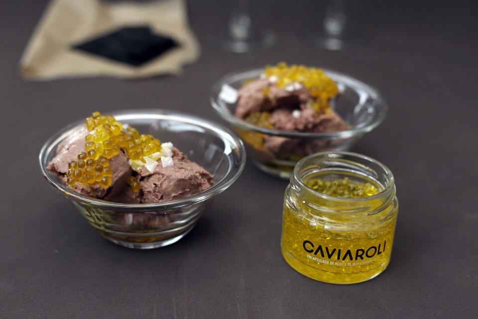 Helado de chocolate con sal y caviaroli