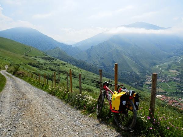 Llegando-al-pueblo-de-Tudanca-en-mi-BTT