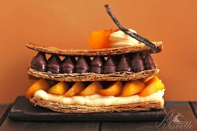 Milhojas con melocotón caramelizado