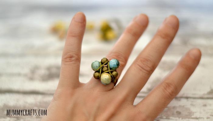 Anillos con hilo metálico y cerámica