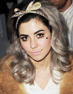 Marina Diamandis grisaceo
