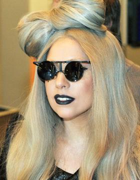 Lady Gaga grisaceo