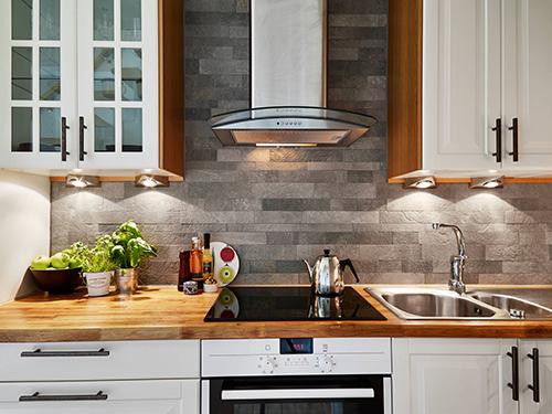 Apartamento con detalles en roble.