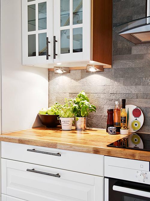 Apartamento con detalles en roble.