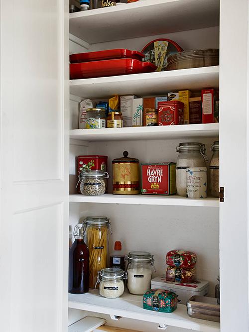 Apartamento con detalles en roble.