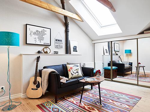 Apartamento con detalles en madera.