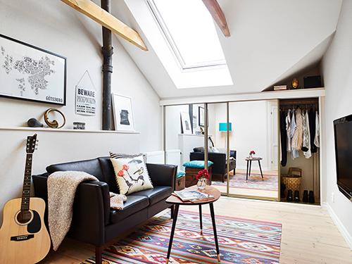 Apartamento con detalles en roble.