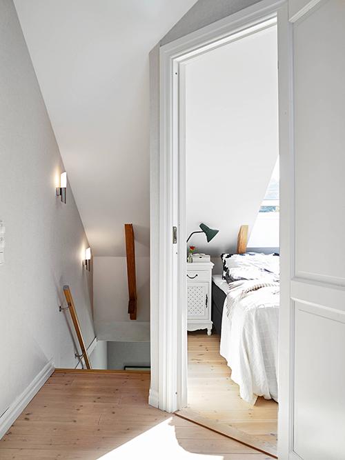 Apartamento con detalles en roble.