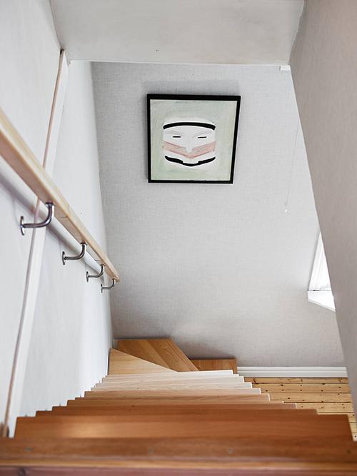 Apartamento con detalles en roble.