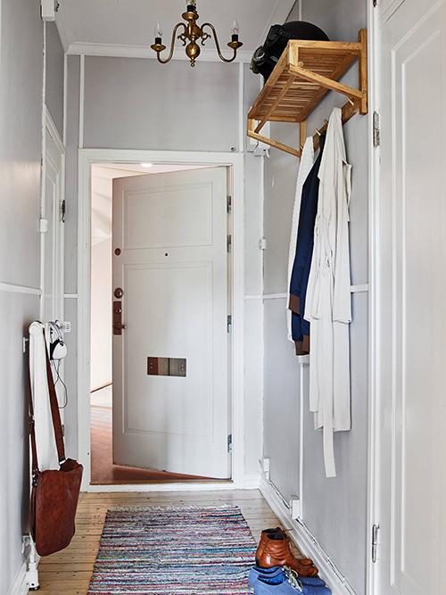 Apartamento con detalles en roble.