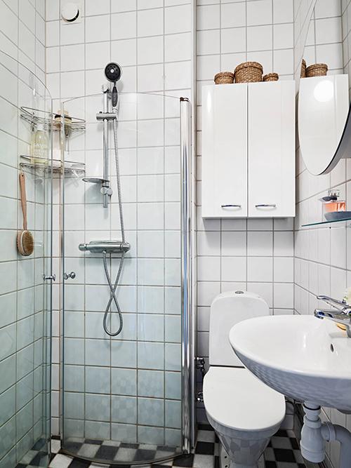 Apartamento con detalles en roble.