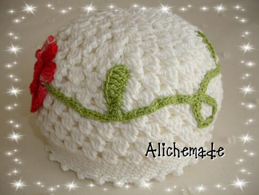 Detalle del lateral del gorro de ganchillo con flor.