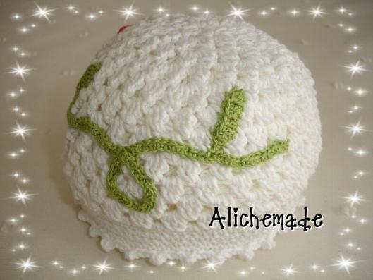 Detalle del lateral del gorro de ganchillo con flor.