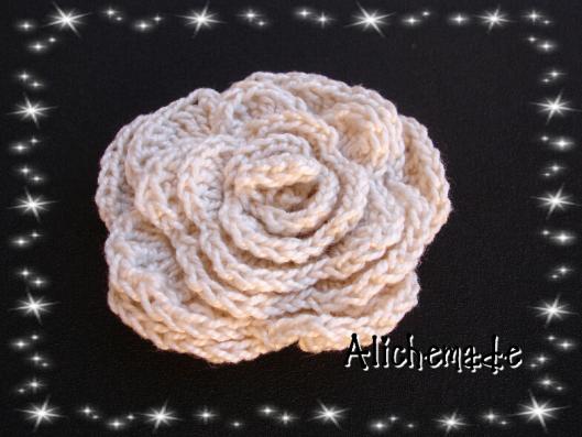 Otra vista del detalle del broche de ganchillo.