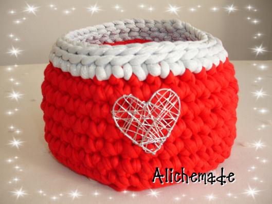 Vista frontal del cesto de trapillo rojo y lurex plateado con corazón metálico.