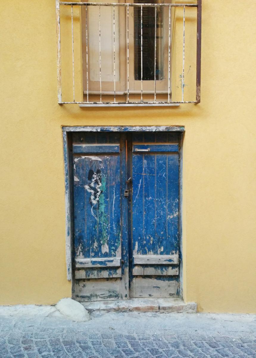 puerta_azul_entonaco_amarillo