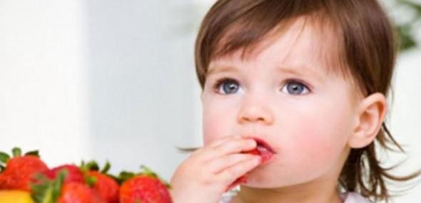 niña-comiendo-fresas-657x318