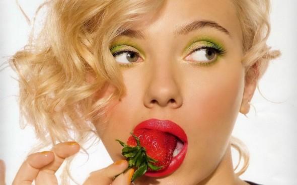 Mujer comiendo fresa-711089