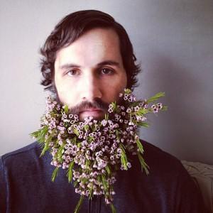 Hombres con Flores en su Barba, la nueva Tendencia