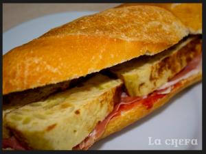 BOCADILLO DE TORTILLA DE PATATAS, JAMÓN Y TOMATE2